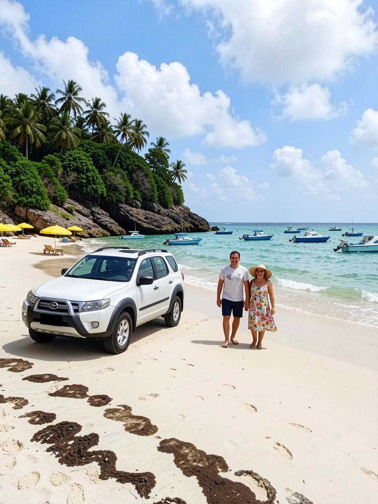 Carro 4x4 trafega pela faixa de areia na praia de Morro de São Paulo, com mar ao fundo e vegetação costeira.